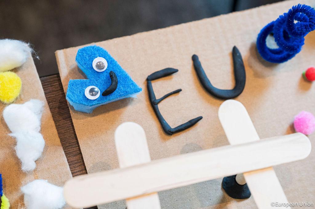 An EU sign made through arts and crafts by children