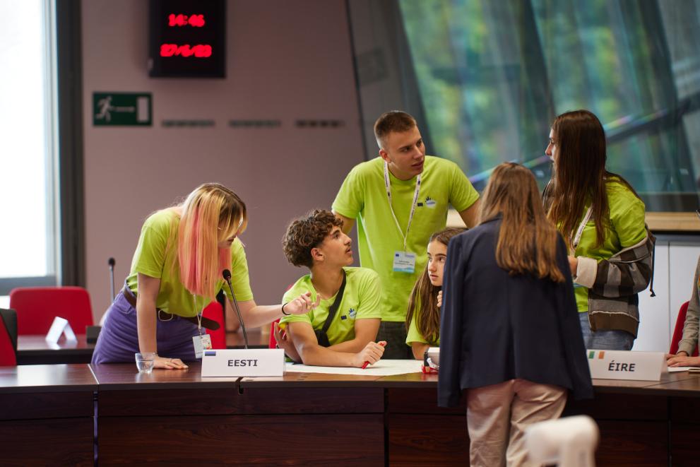 A group of six boys and girls in discussion during one of the thematic workshops.