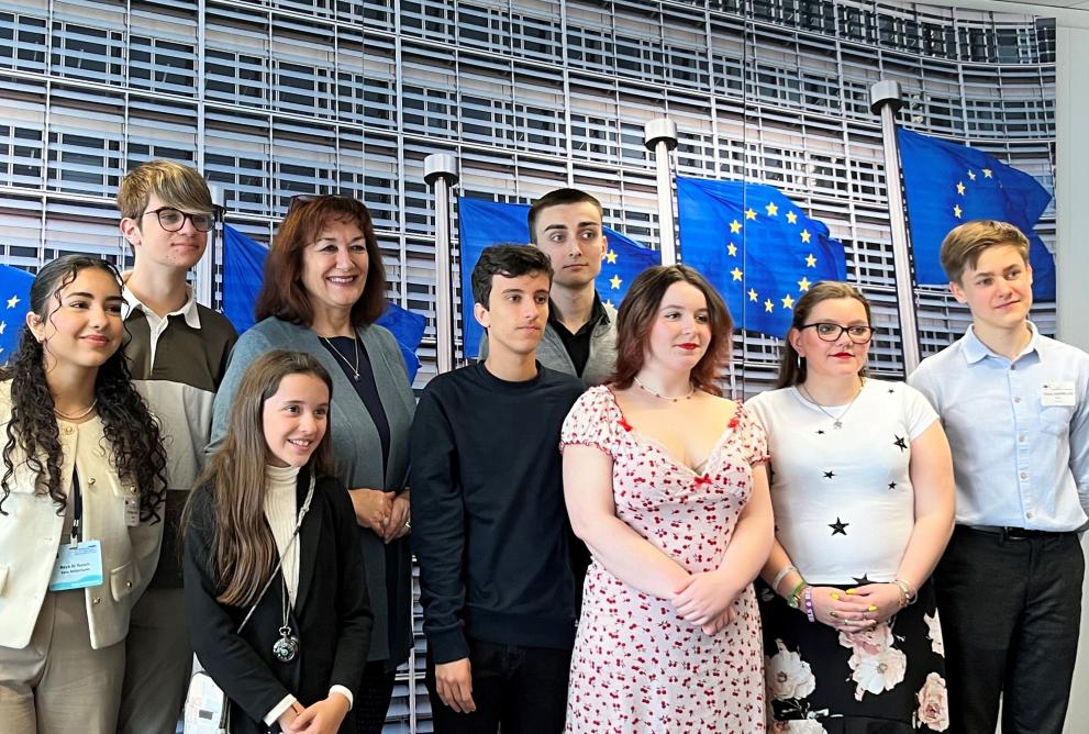 Eight children from the Platform's Advisory Board meet with Commission Vice-President Šuica