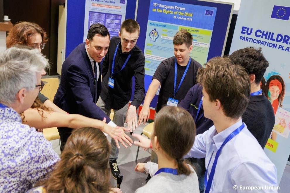 The Commissioner and Cath Larkins join hands with Children at the 15th European Forum on the Rights of the Child.